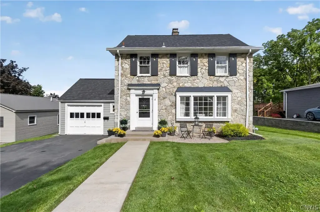 77 Hartford Terrace Terrace, New Hartford