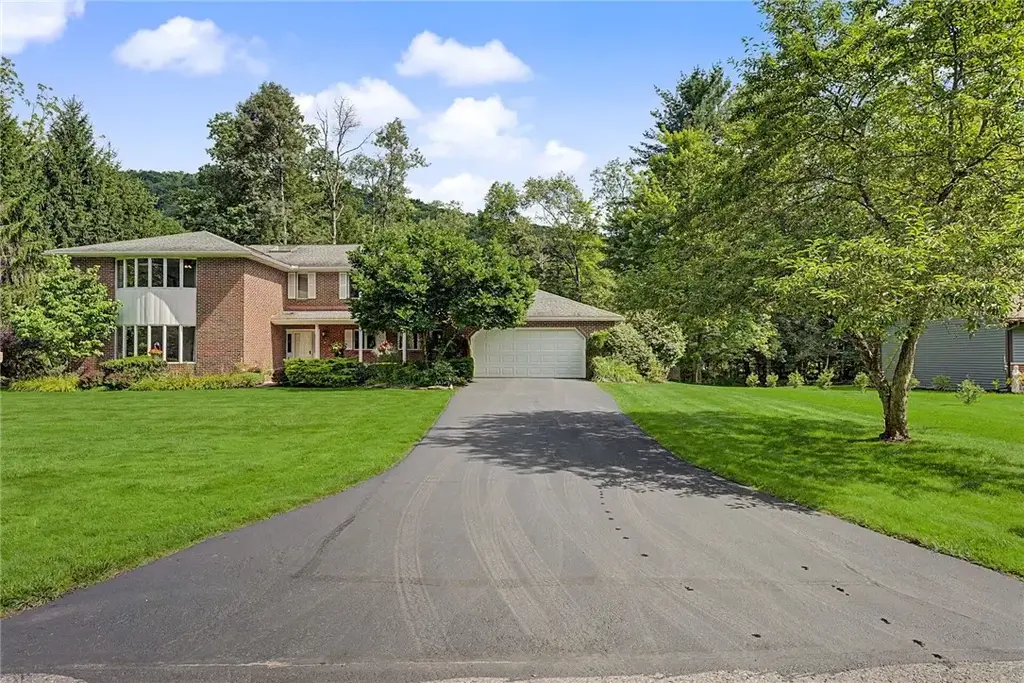 8 Van Tassel Way, Bradford Town