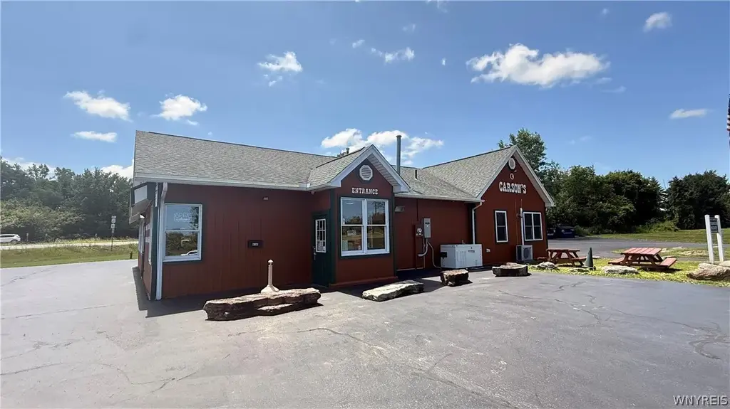5668 Saunders Settlement Road, Lockport Town