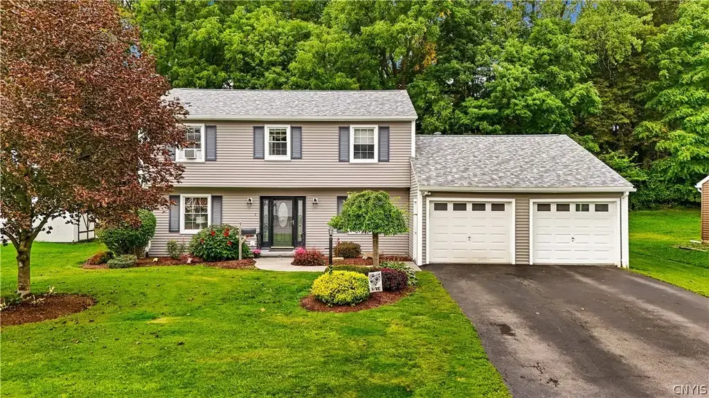 7 Bromwich Road, New Hartford