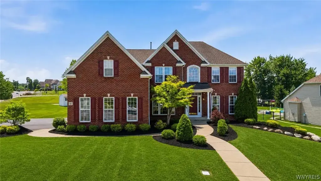 67 Breezewood Drive, Orchard Park