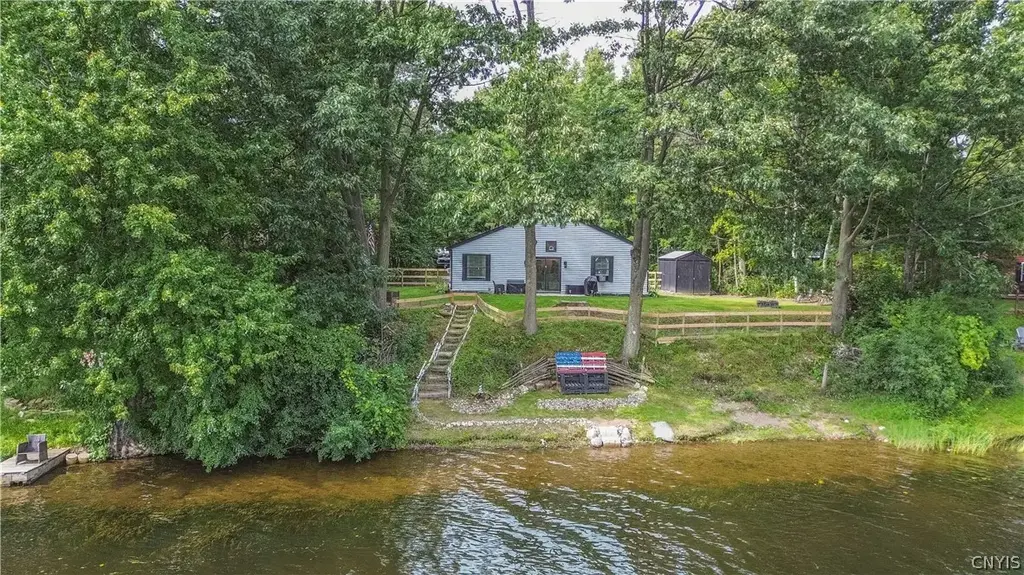 21914 Admirals Walk, Le Ray