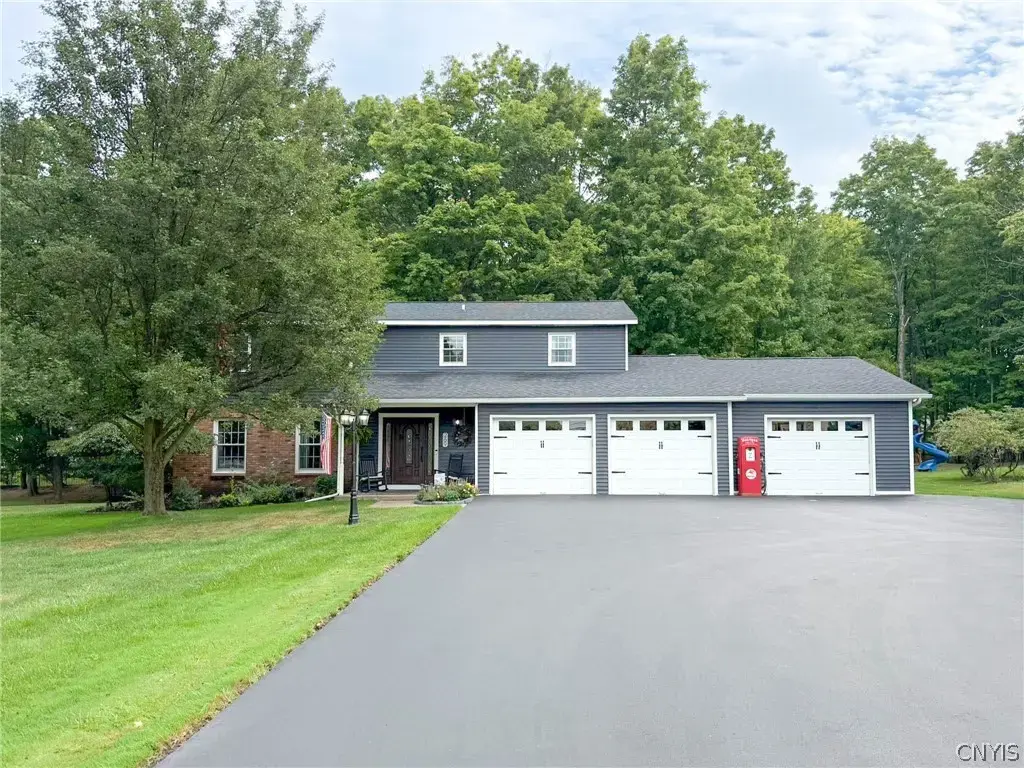269 Higby Road, New Hartford