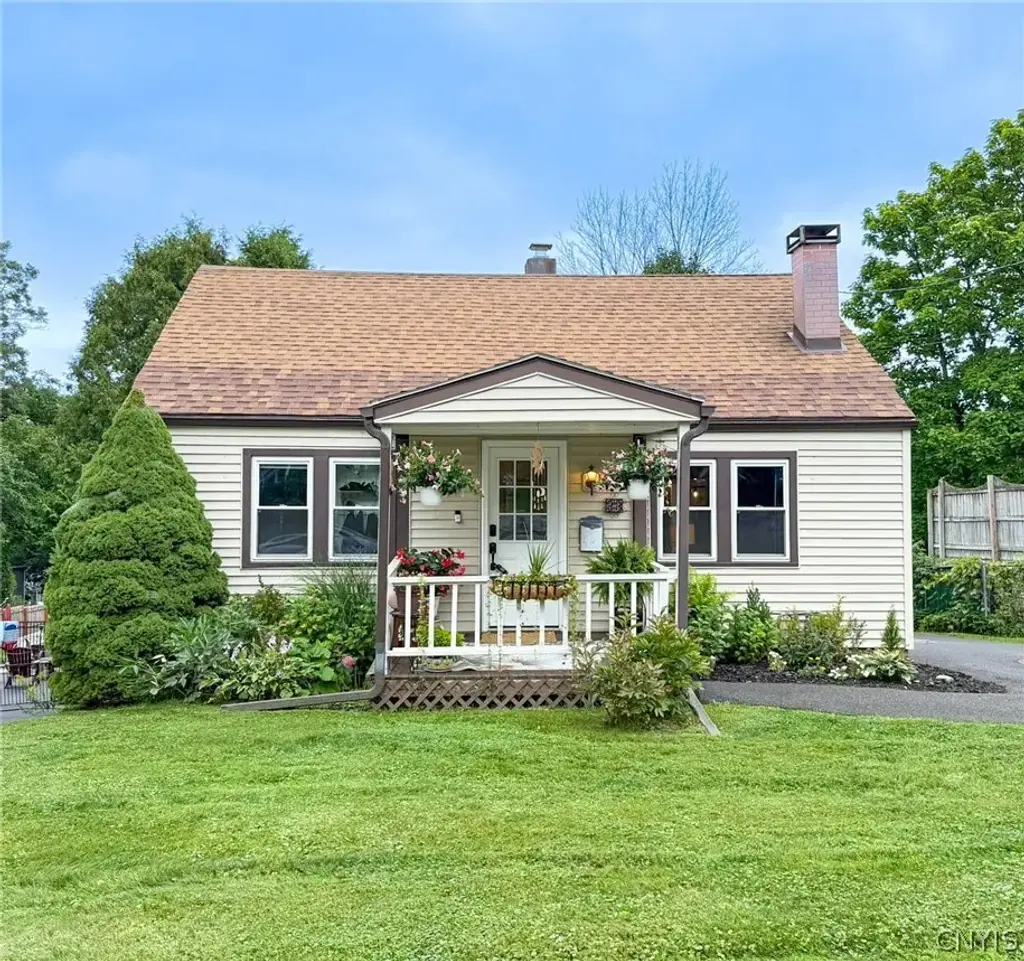 33 Hillside Avenue, New Hartford