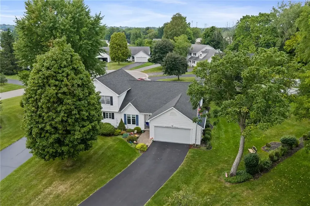 2 Hampton Circle, Perinton