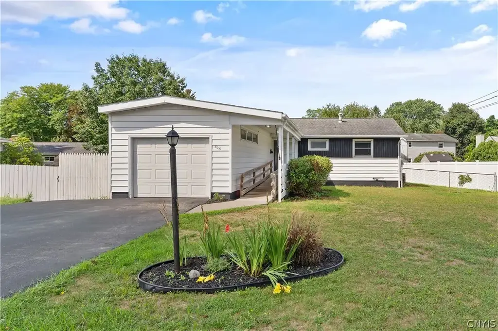 305 Allen Road, Clay