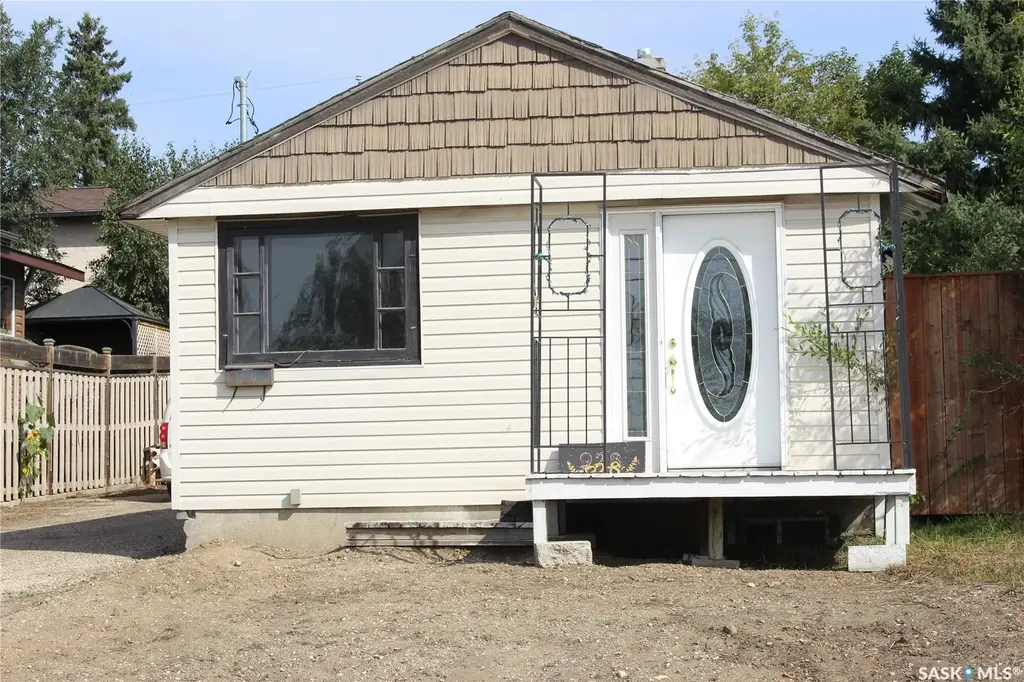 928 Fairford Street E, Moose Jaw