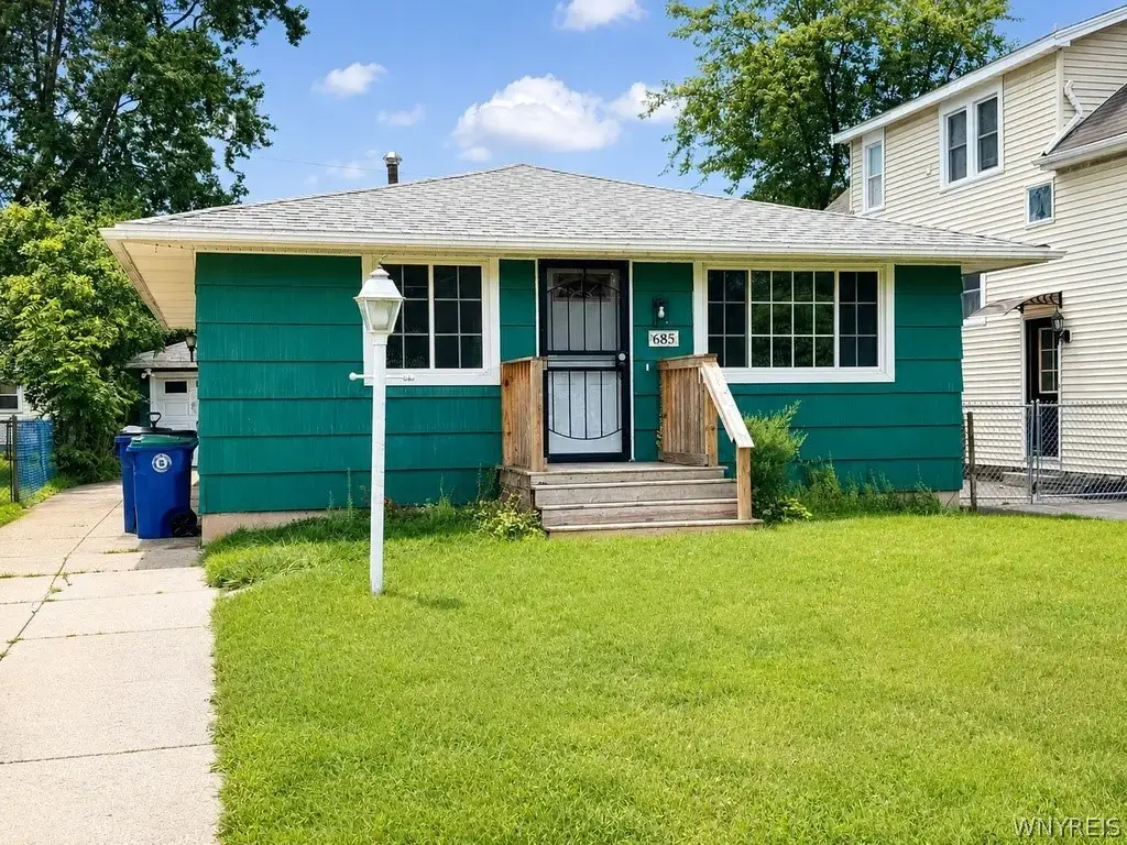 685 Longmeadow Road, Amherst