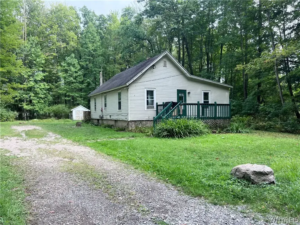 8427 Lake Shore Road, Evans