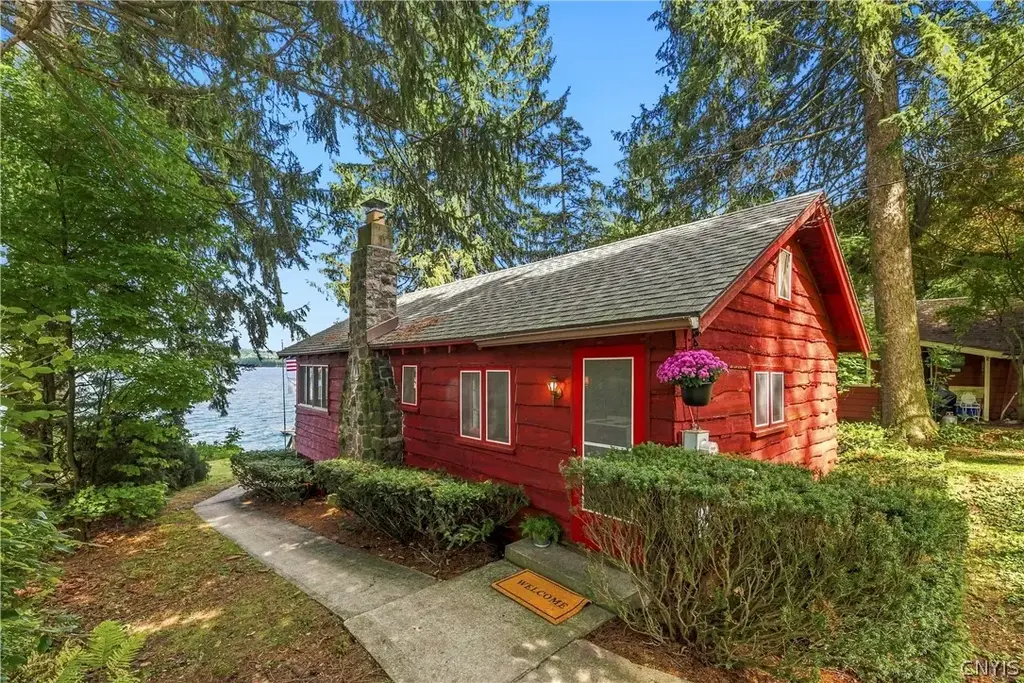 1695 Russells, Skaneateles