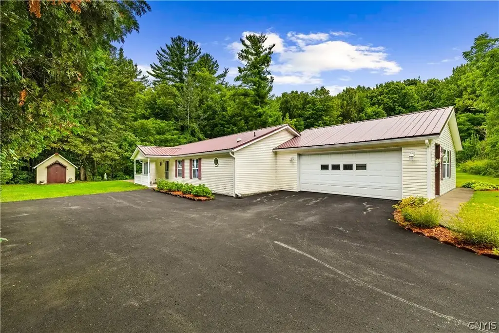 121 Country Rd, Utica