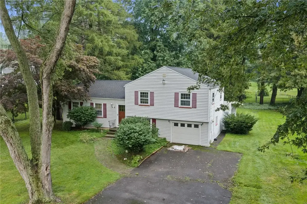 8 Kirklees Road, Pittsford