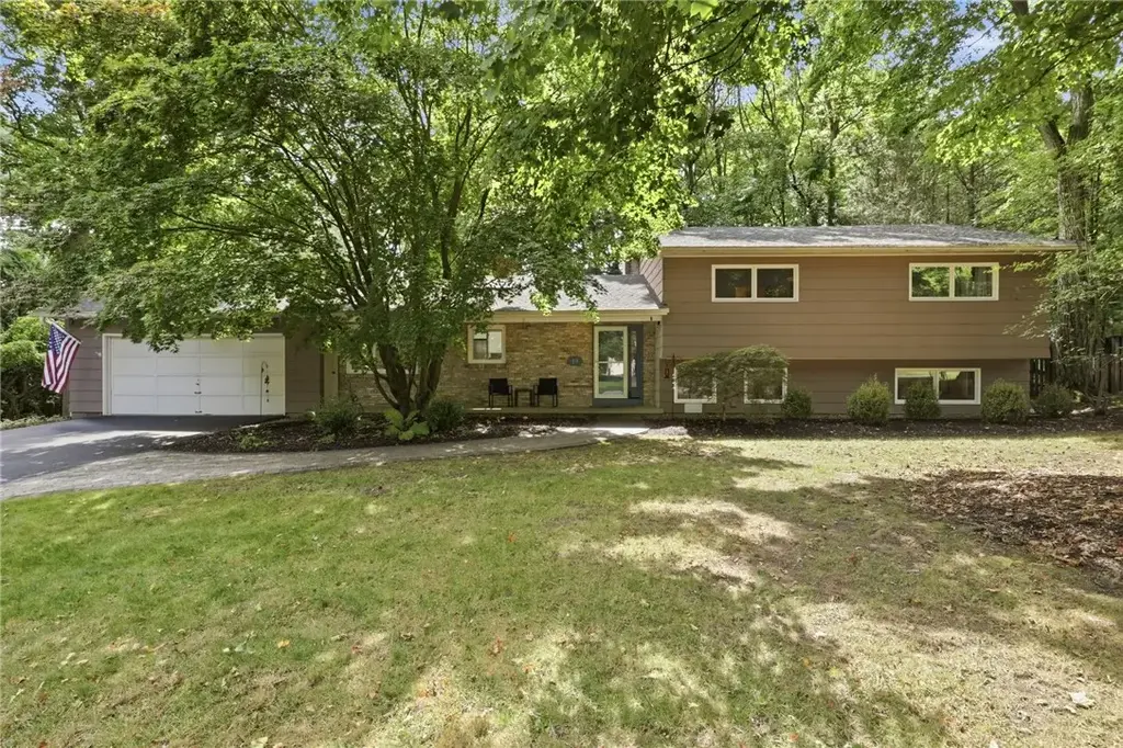 19 Valley Brook Drive, Perinton