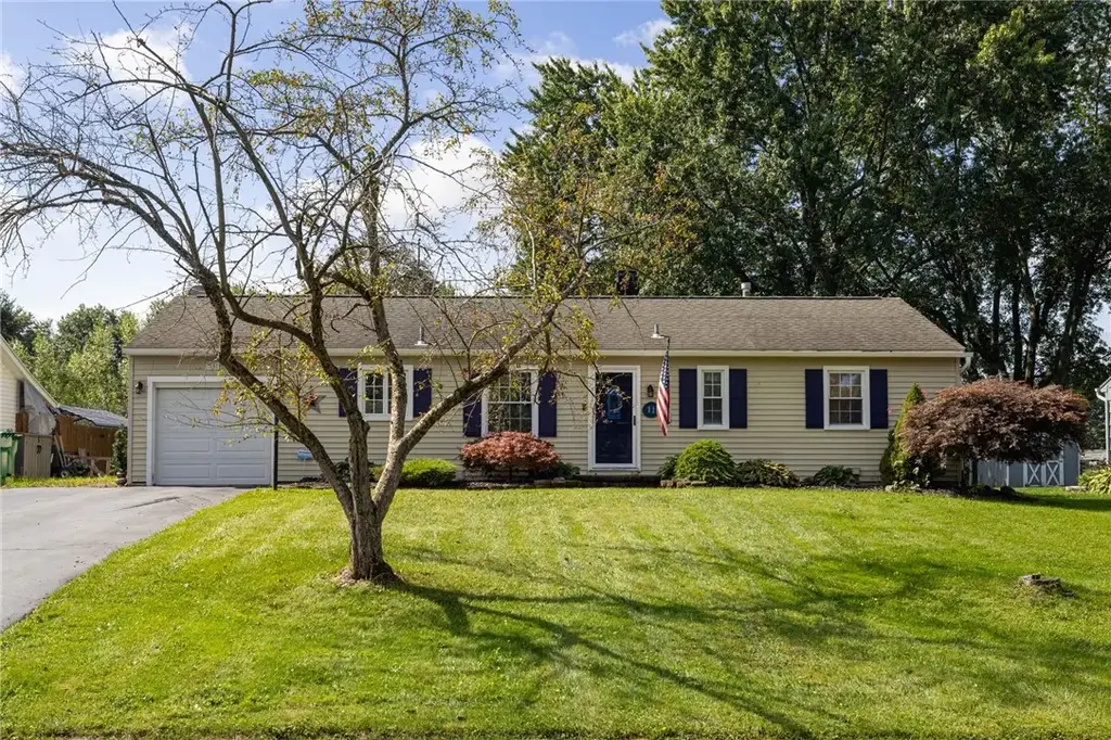 11 Round Hill Road, Henrietta