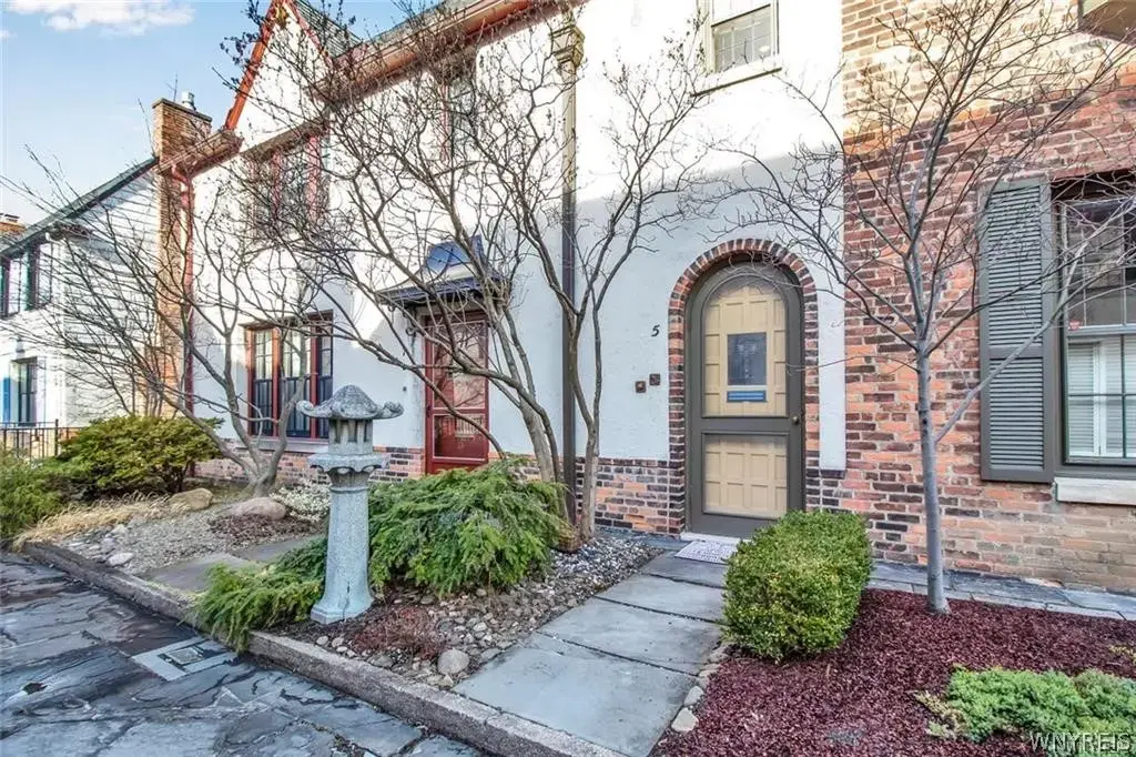 5 Mayfair Lane, Buffalo