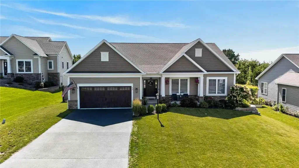 11 Black Wood Cir, Pittsford
