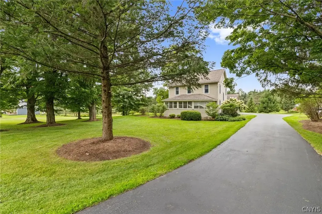1239 North Road, Tully