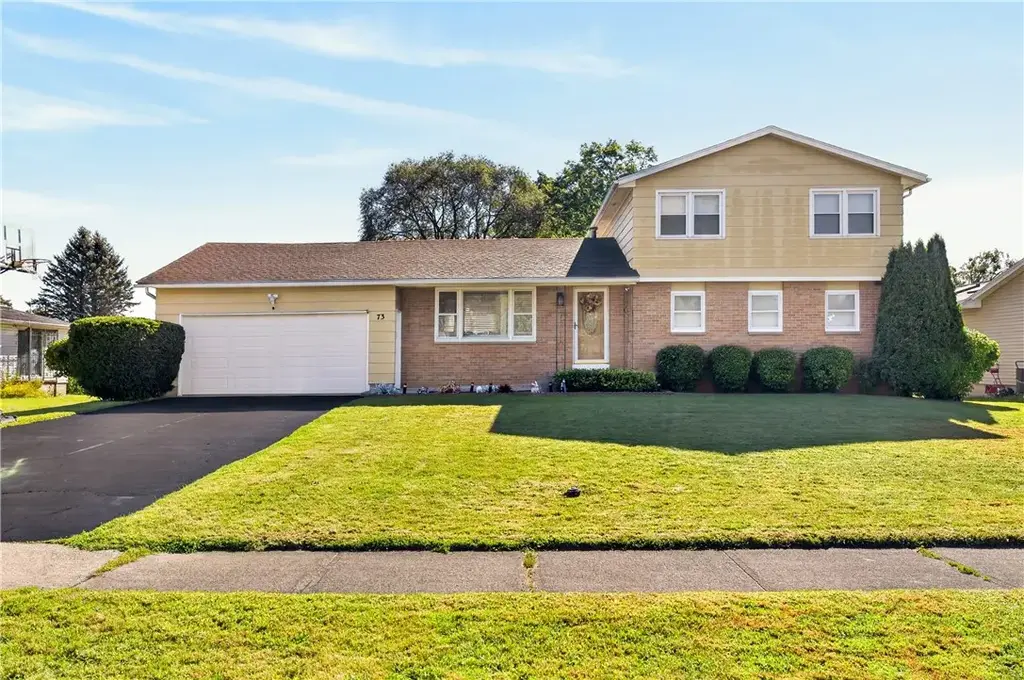73 Bramblewood Lane W, Gates