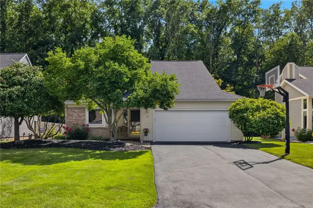 19 Old Winding Lane, Perinton