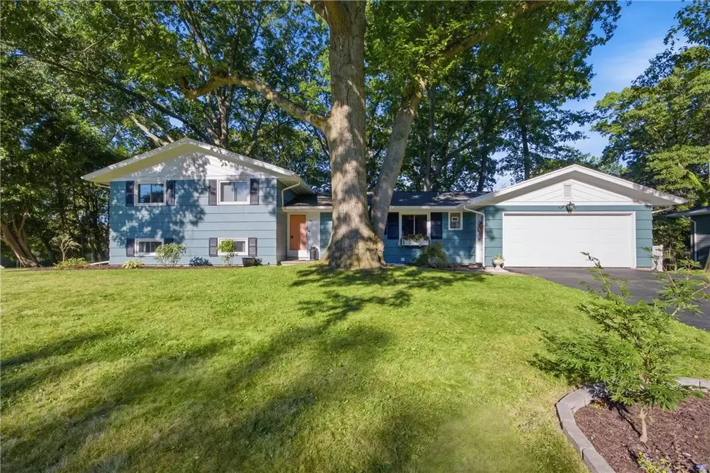 27 Kimberly Road, Pittsford