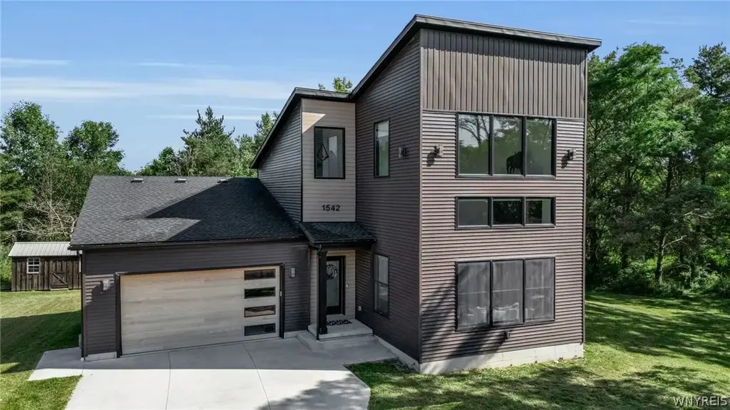 1542 Blakeley Road, Aurora