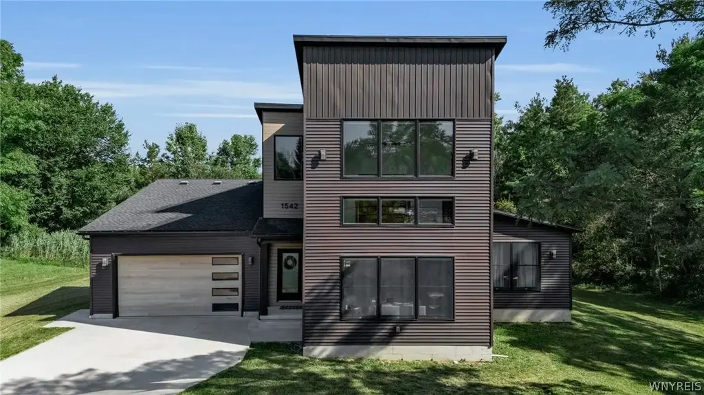 1542 Blakeley Road, Aurora