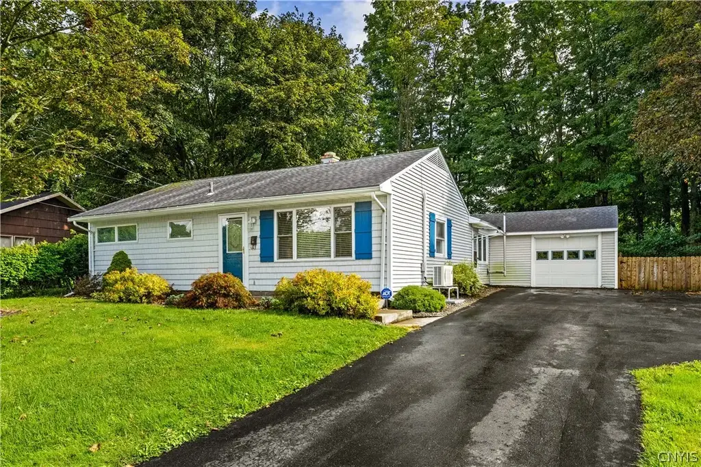 31 Pinecrest Road, New Hartford