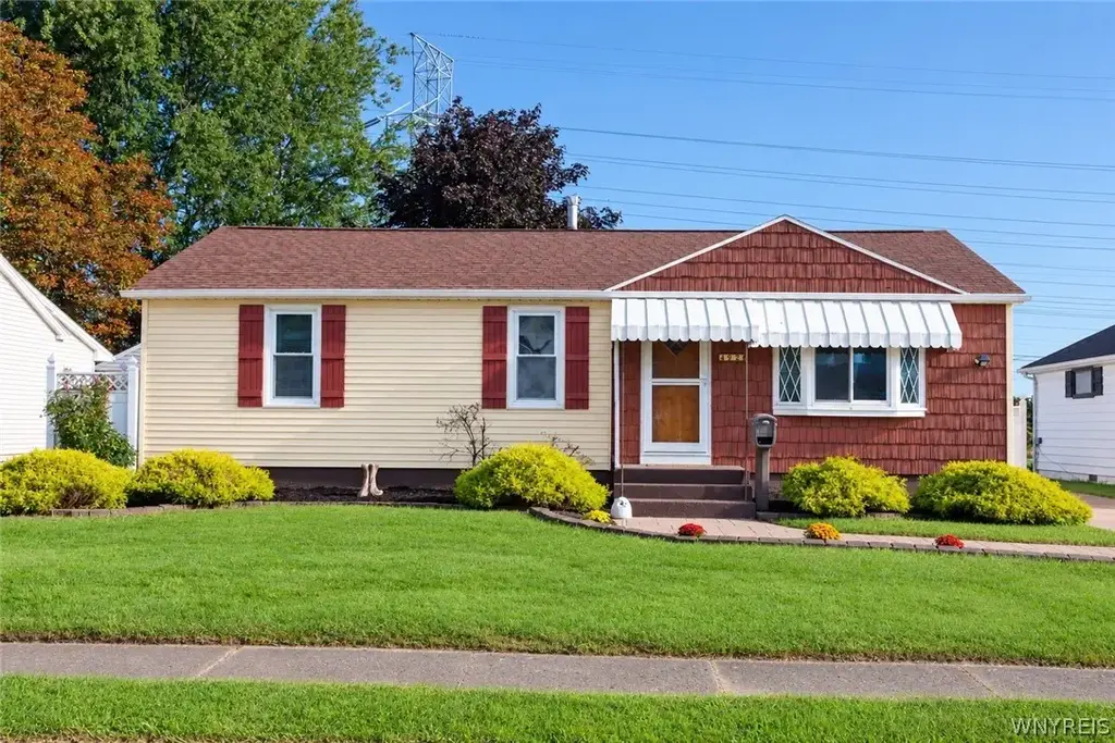 4270 Salem Drive, Hamburg