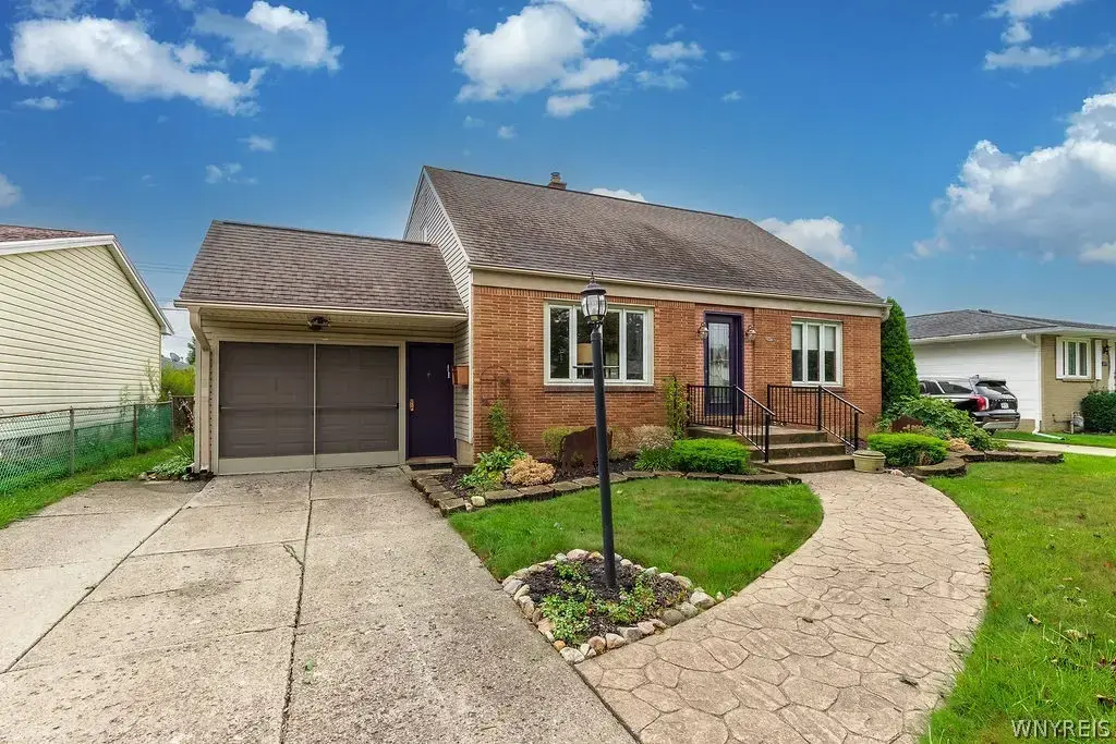 102 Vern Lane, Cheektowaga