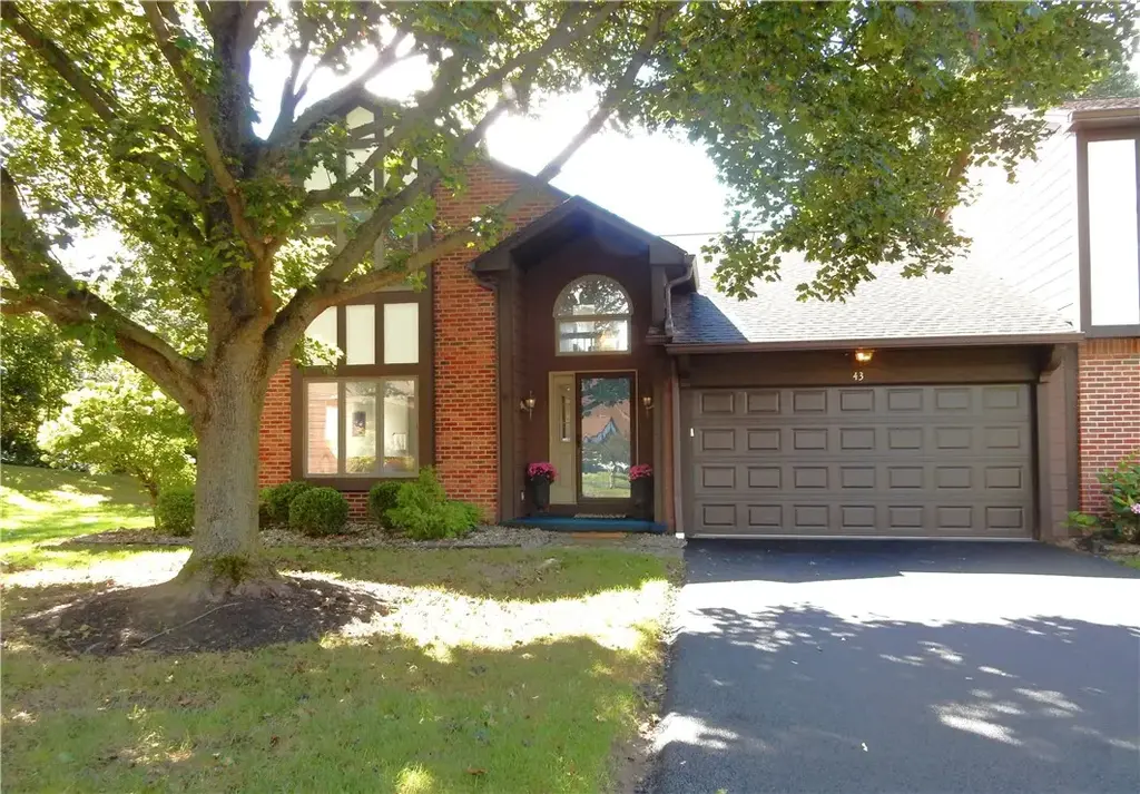 43 Cambridge Court, Perinton