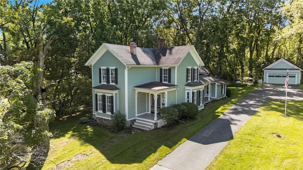 39 State Street, East Bloomfield
