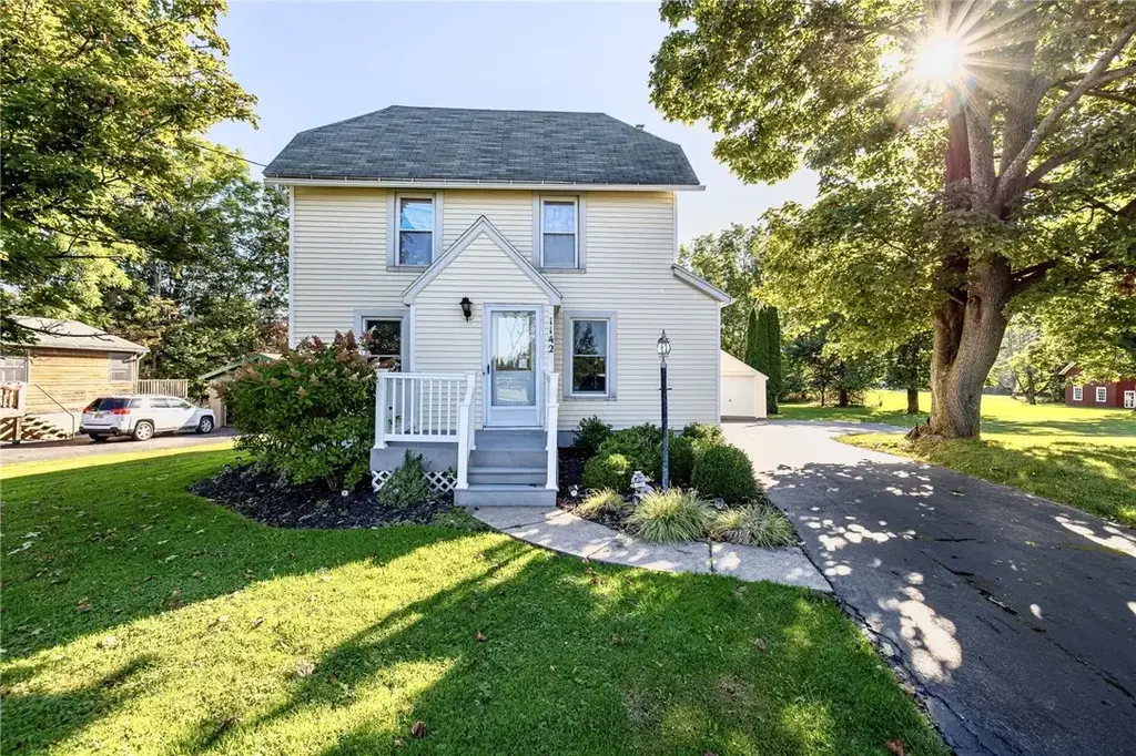 1142 Bay Rd, Webster