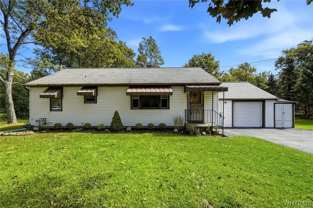 1141 Bowen Road, Elma
