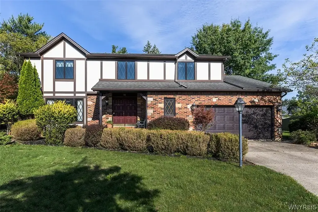 15 Hilltop Cts, West Seneca