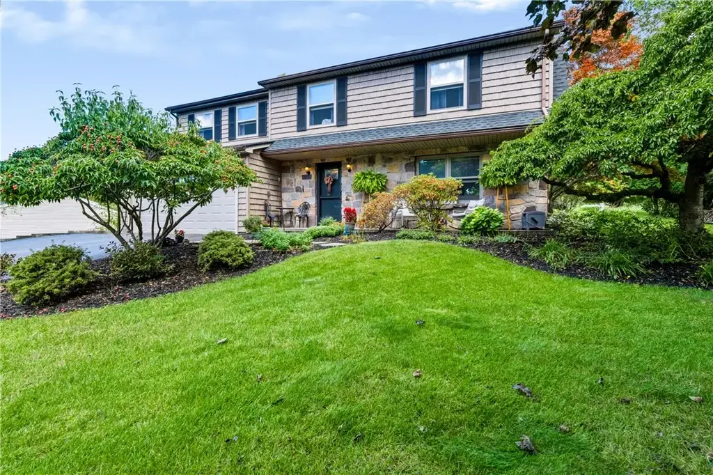 96 Beacon Hills Drive N, Penfield