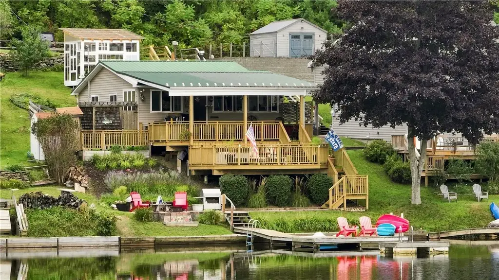 1942 W Shore Road, Howard