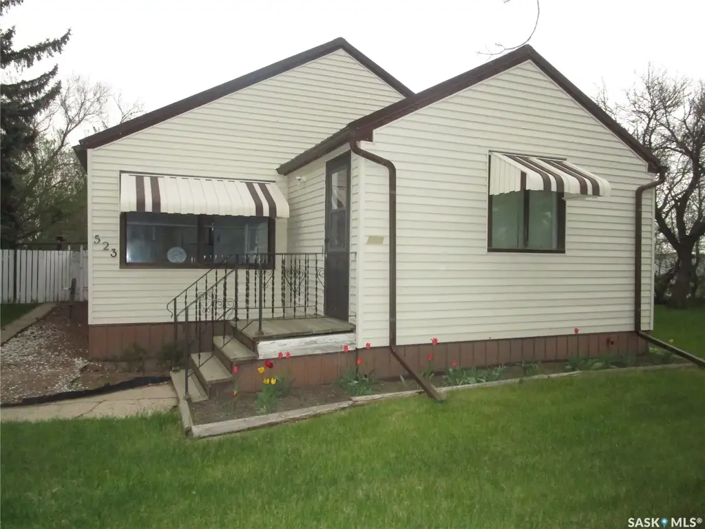 523 3rd Avenue E, Assiniboia