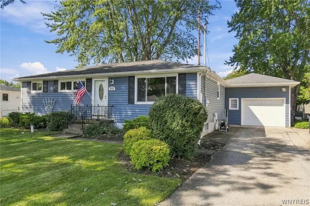 242 Seneca Place, Lancaster