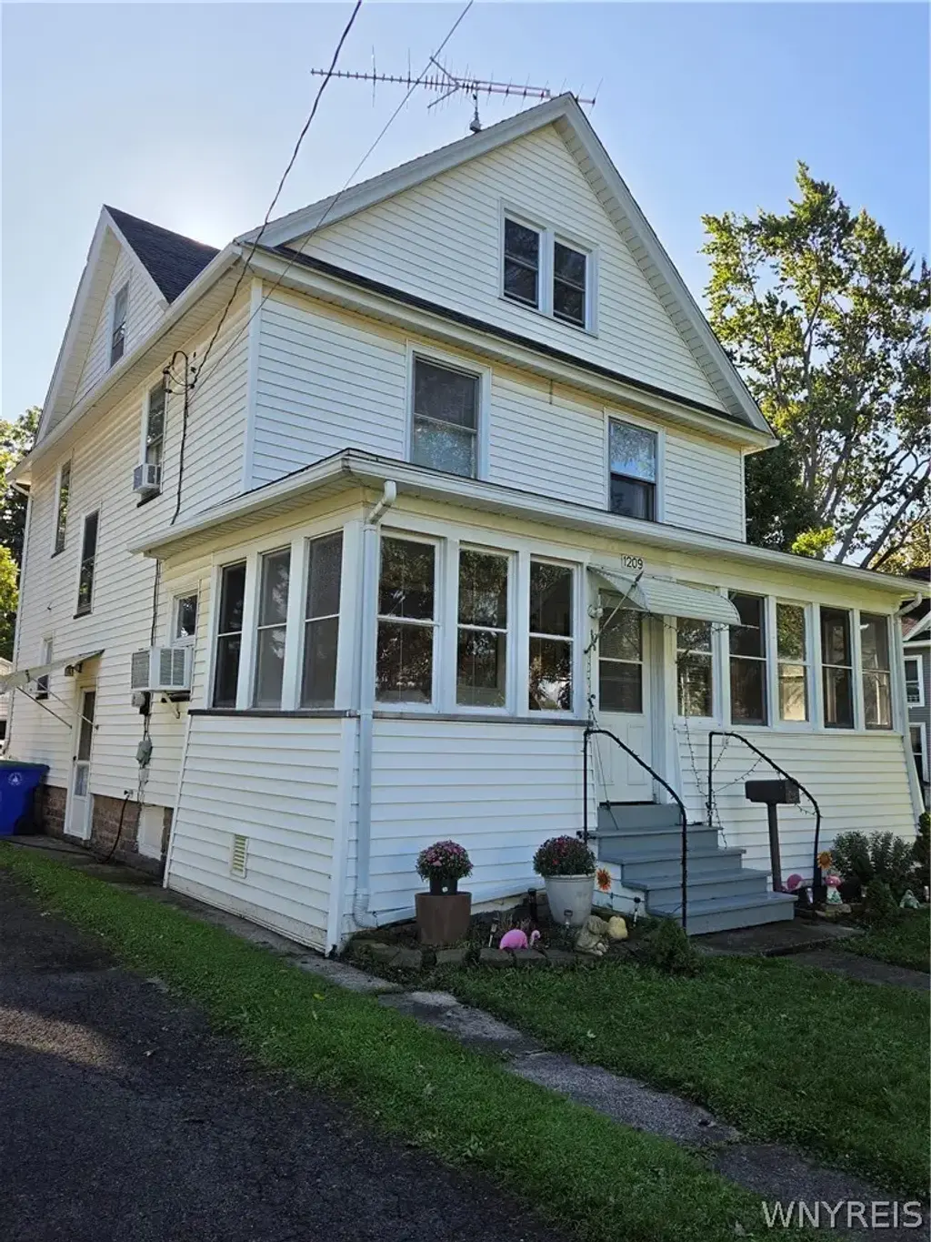 1209 West Avenue, Shelby