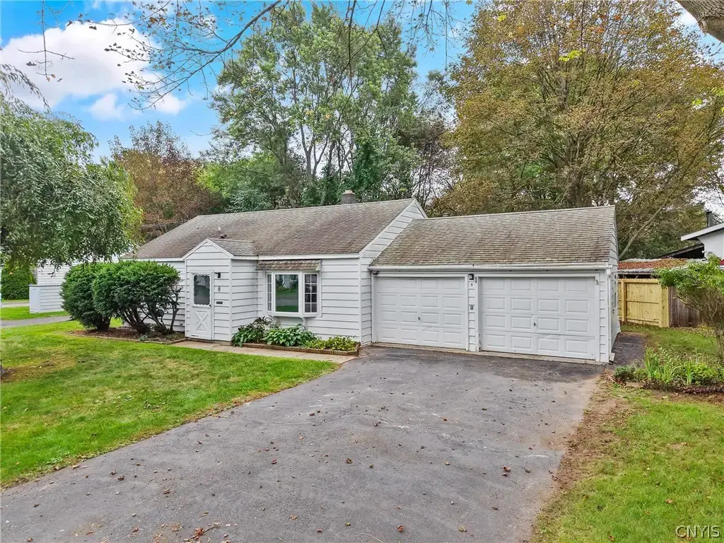 8 Homeland Road, Clay