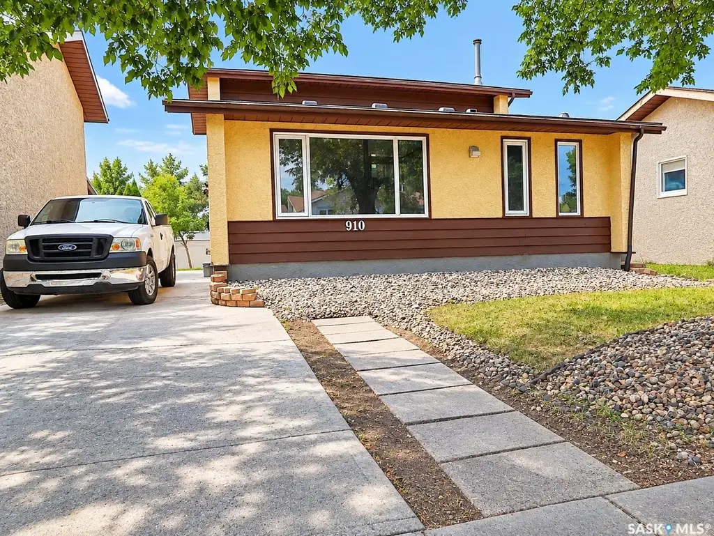 910 Devonshire Drive N, Regina