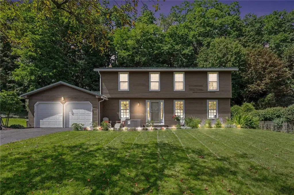 25 Chipping Ridge, Perinton