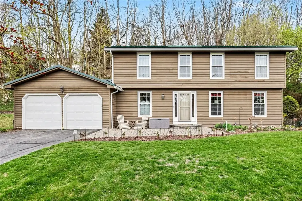 25 Chipping Ridge, Perinton