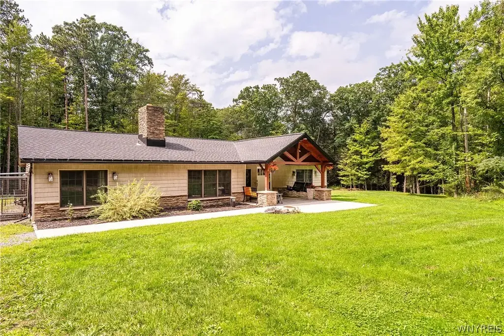 9852 Larkin Road, Eden