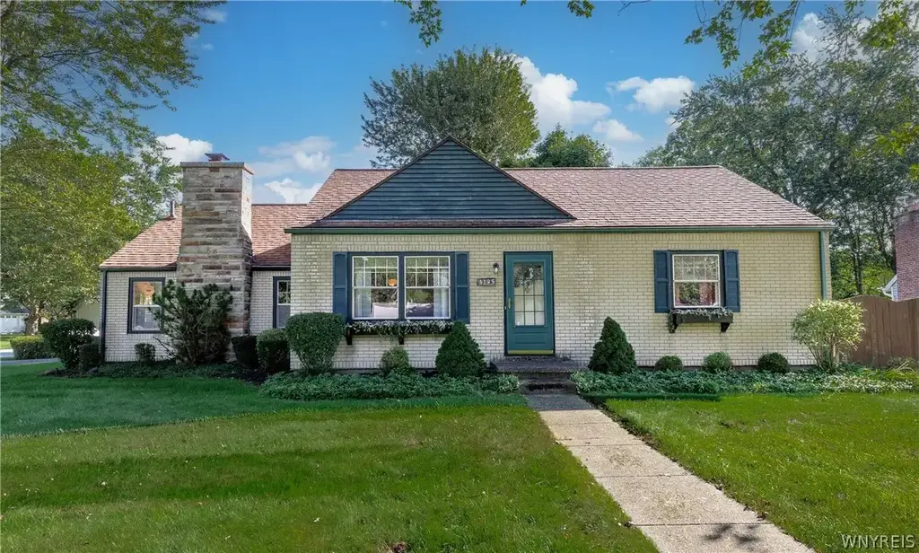4395 White Acres Road, Clarence