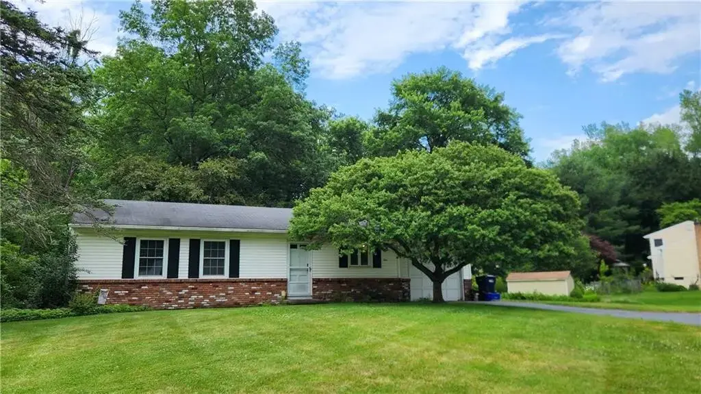 4 Brook Hollow, Perinton