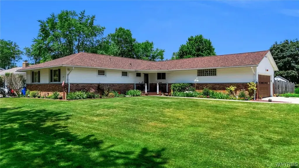 115 Sedgemoor Court, Amherst