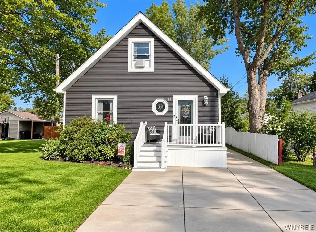 32 Iroquois Avenue, Lancaster
