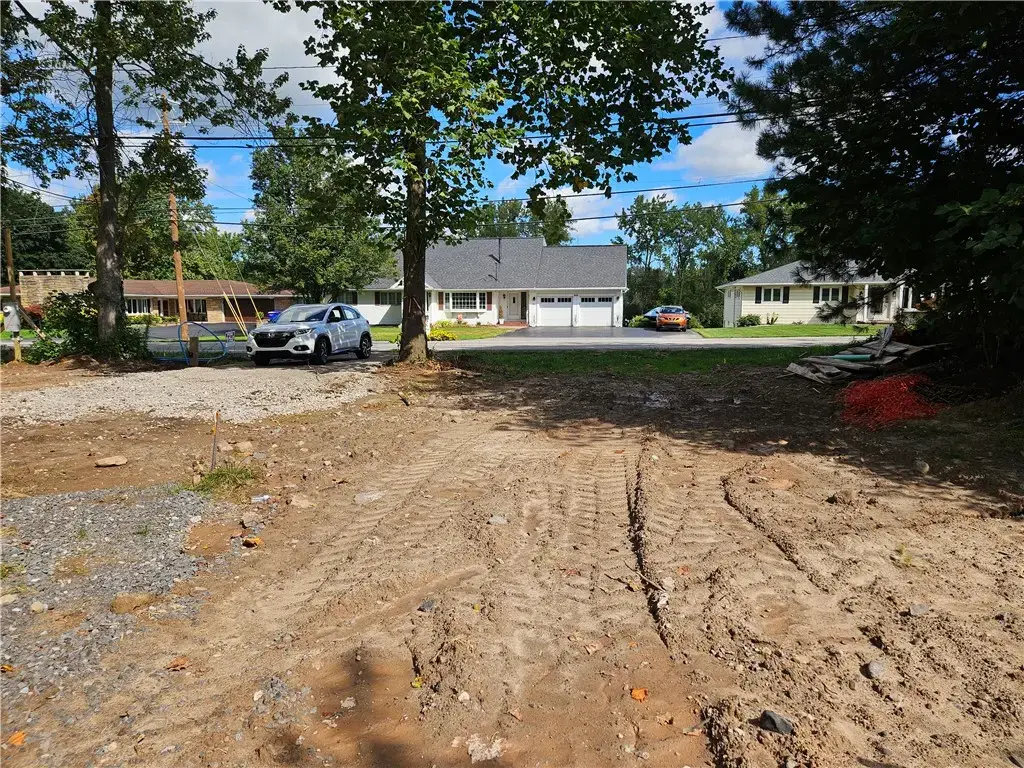 945 Hinchey Road, Gates