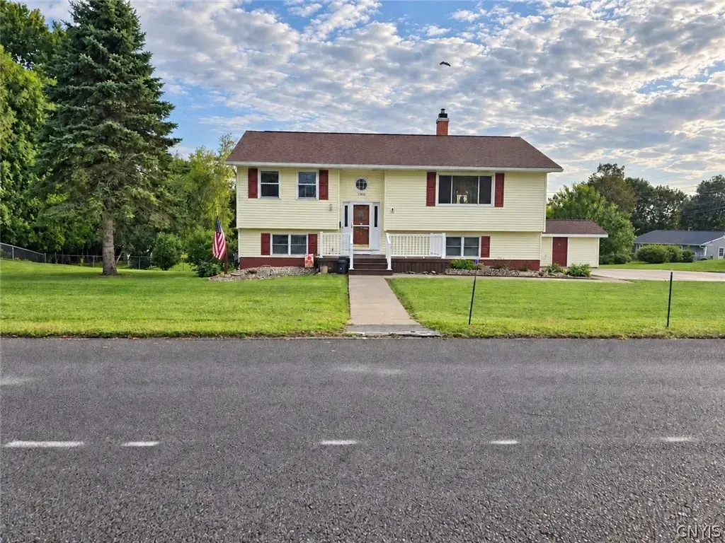 1300 Robin Road, Utica